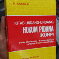 Kitab Undang-undang Hukum Pidana (KUHP) : Serta Komentar-Komentarnya Lengkap Pasal Demi Pasal